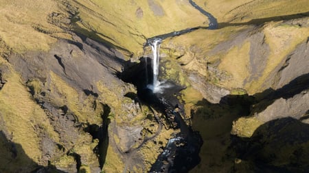 Kvernufoss waterfall on a tour to the Icelandic South Coast