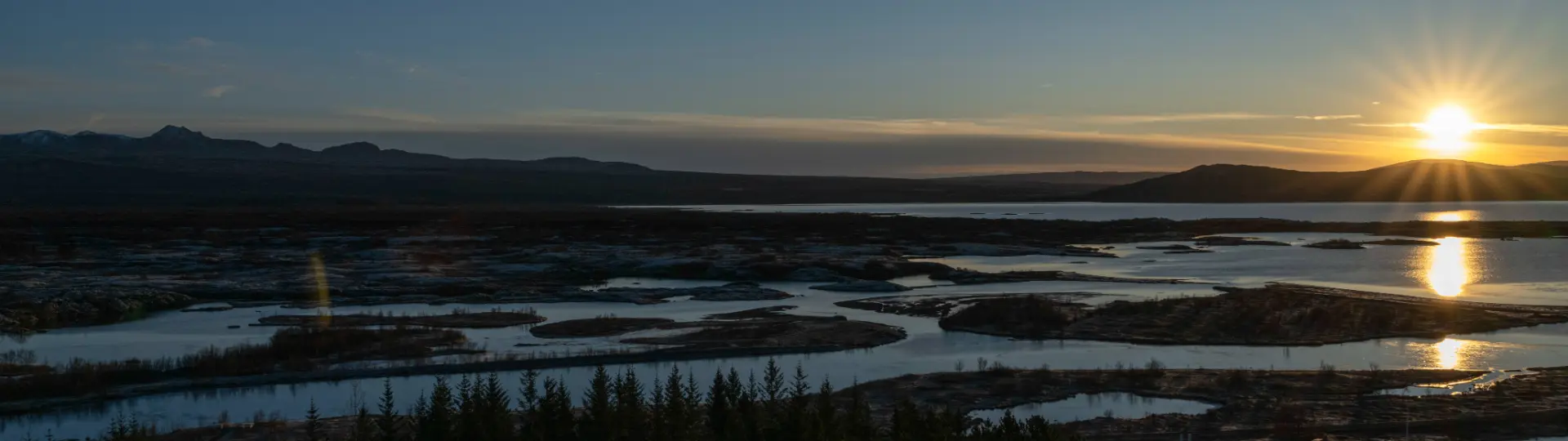 Lever de soleil au dessus des lacs et montagnes