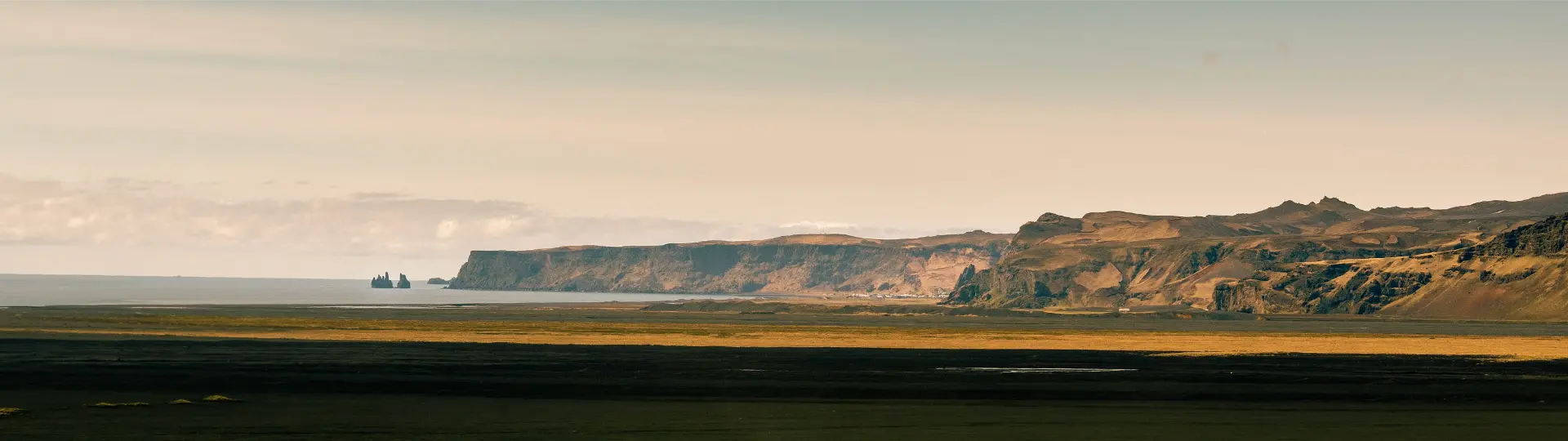 Coucher de soleil derrière les montagnes