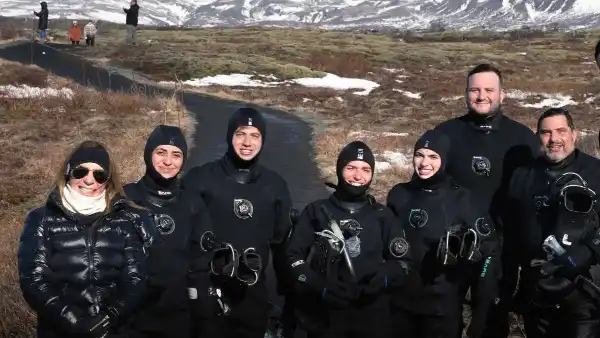 Une famille en combinaison de plongée sourit