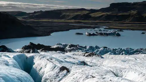 Une famille pose en souriant sur un glacier