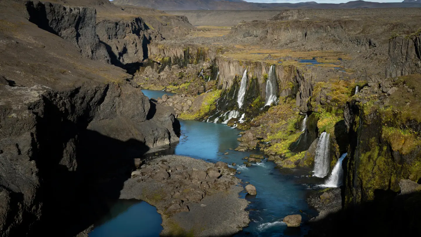 De nombreuses chutes d'eau se jettent dans un canyon aux eaux turquoises