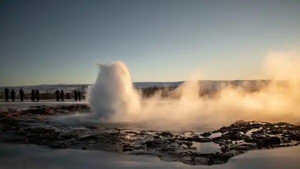 Un geyser photographié sous une douce lumière dorée