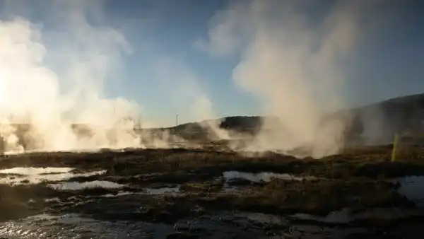 Environ 10 sources chaudes créent des nuages de vapeur