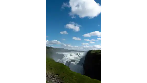 Une belle cascade avec deux chutes sous un ciel d'été