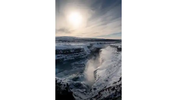 Vue d'un canyon juste après une cascade, au lever du soleil