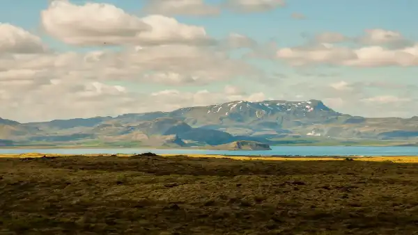 Panorama au dessus d'un lac, sous une douce lumière matinale