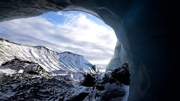 Super jeep approaching Katla ice cave on glacier surface