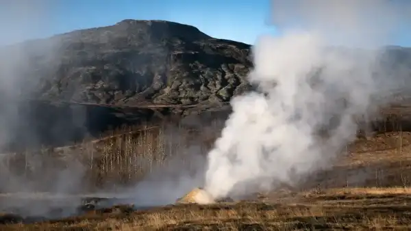  An important cloud of steam is coming out of the ground