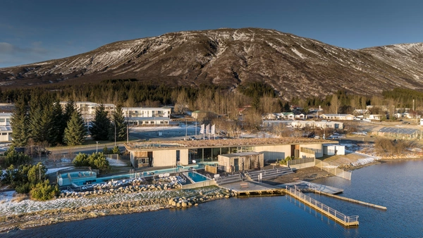 The geothermal Fontana spa with countless blue pools stands between a lake and a mountain
