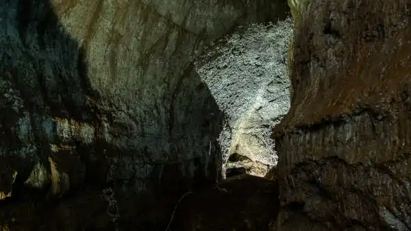 A wooden paths circumvulate inside of a cave